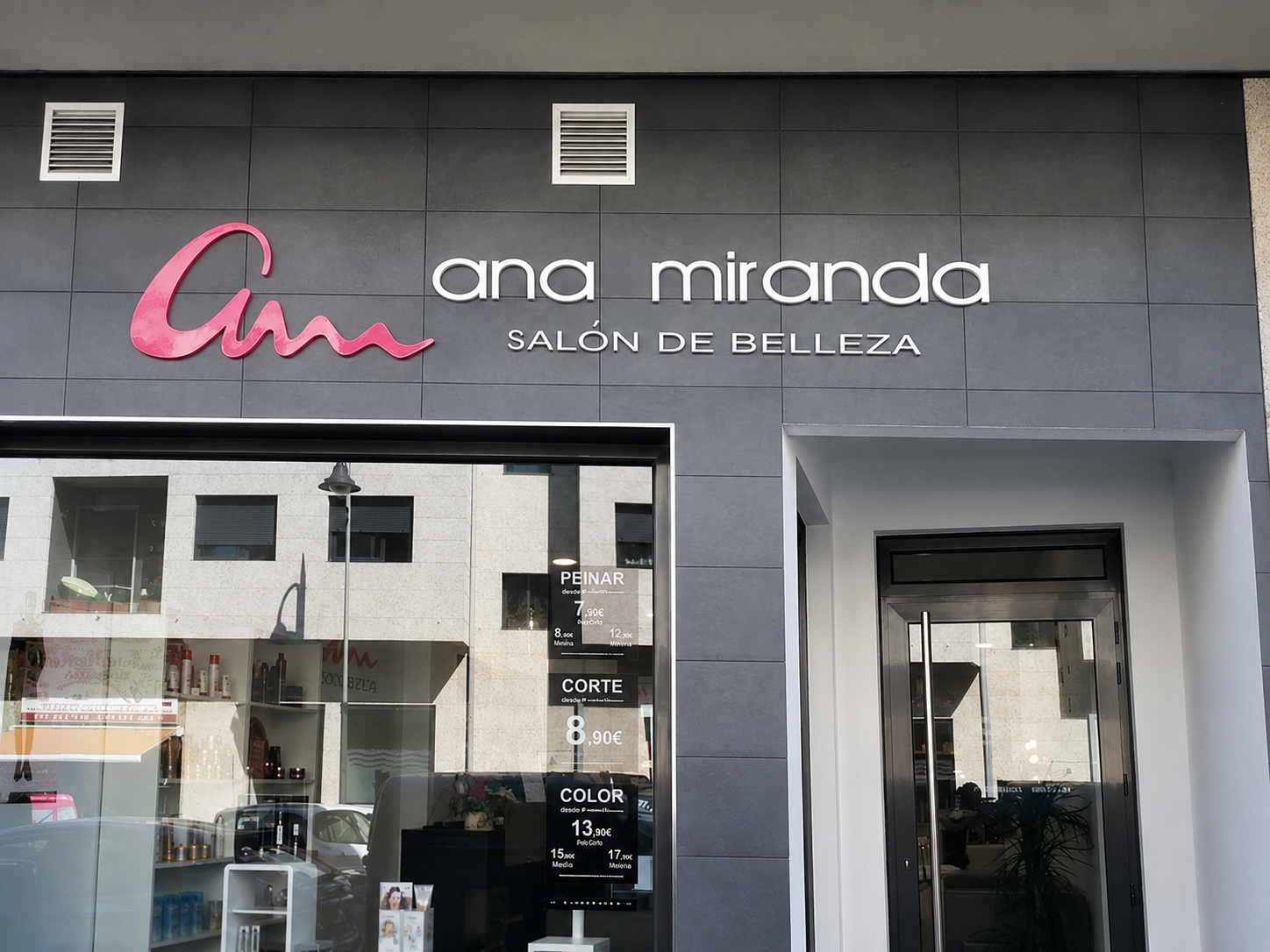 Rótulo de fachada con letras corpóreas para Ana Miranda Salón de Belleza en Moaña